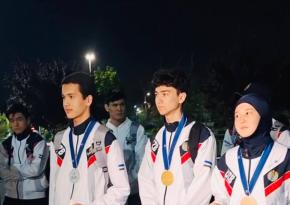 Торжественная встреча наших чемпионов мира, фехтовальщиков Узбекистана. Сегодня членов национальной команды по фехтованию и наших чемпионов-фехтовальщиков, удививших мир, тепло встретили в Ташкентском международном аэропорту имени Ислама Каримова.